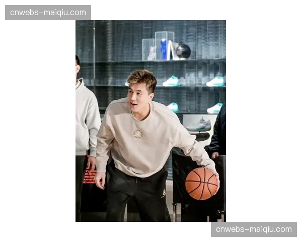 特写镜头：郭艾伦场边为年轻队友递水，领袖角色悄然转变