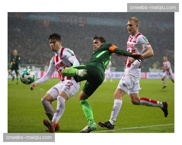 科隆vs云达不来梅因球迷投掷物品两度中断，比赛延迟15分钟