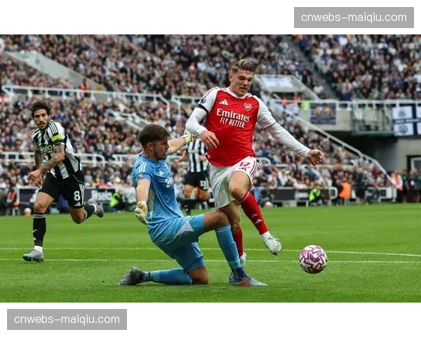 镜头聚焦：裁判回看VAR后取消点球判罚，引发主场球迷强烈不满