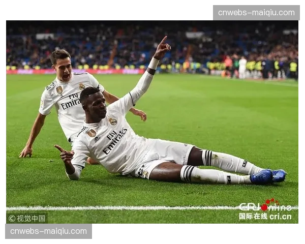 特写:伯纳乌球迷在维尼修斯扳平后展示巨型TIFO 特写:伯纳乌球迷在维尼修斯扳平后展示巨型TIFO