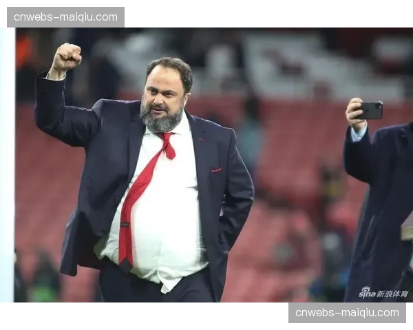 通讯：诺丁汉森林保级成功，俱乐部老板与球迷在市中心共同庆祝