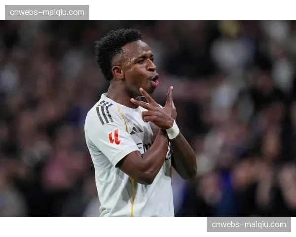 维尼修斯世界波破门后跪地滑翔庆祝